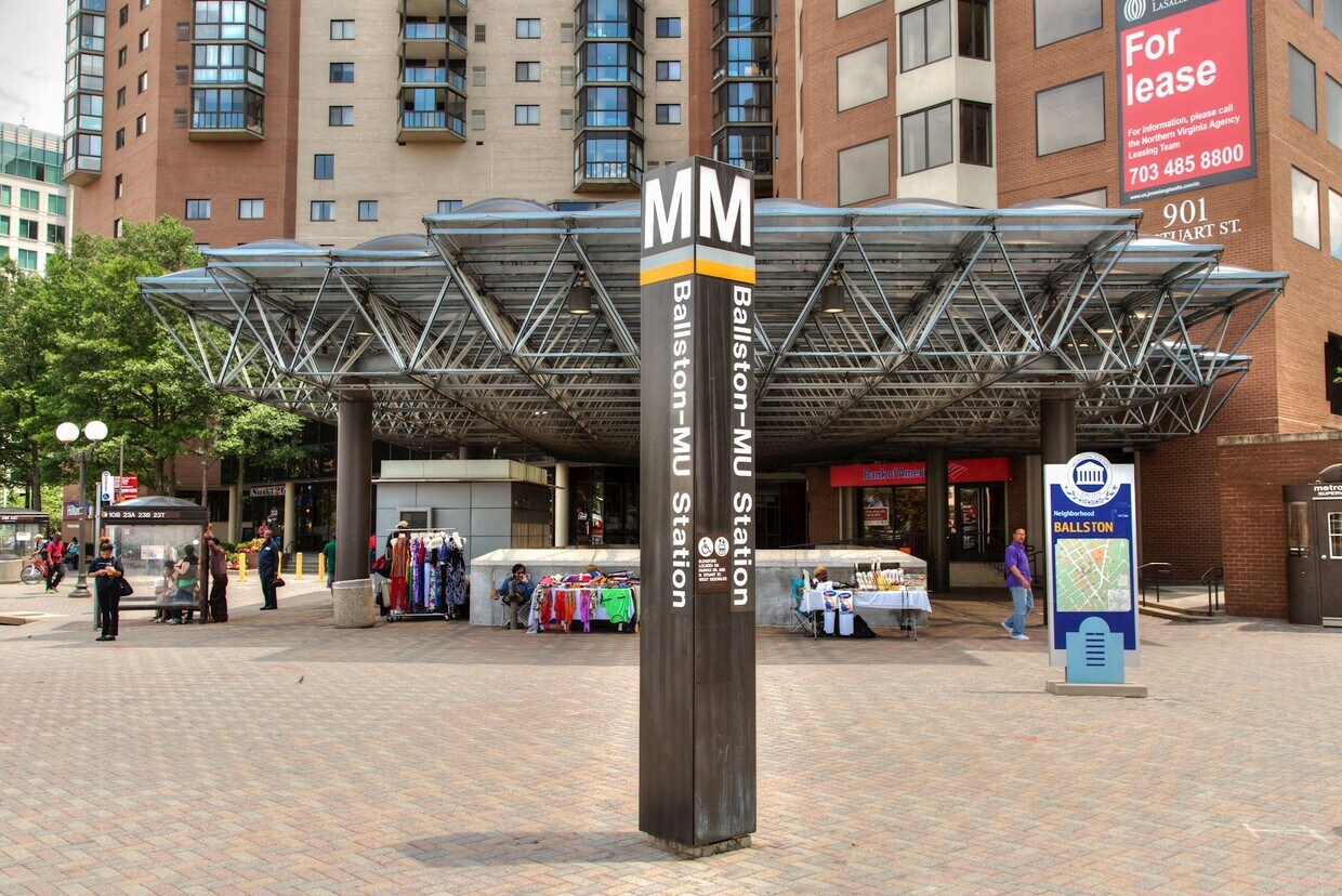 Ballston Metro is a 5 minute walk! - 4607 N Carlin Springs Rd