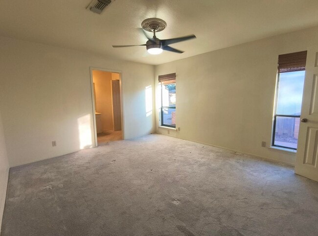 Building Photo - 2 bed/2 bath home in a great location, AVAILABLE NOW!