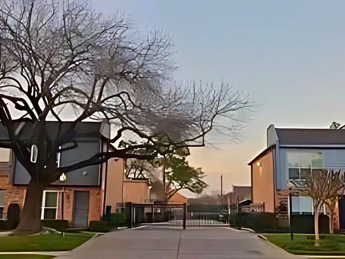 Primary Photo - 6202 Skyline Dr