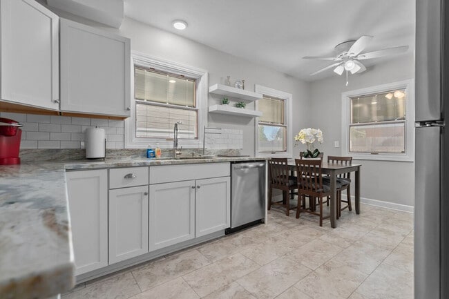 Building Photo - 810 E Pershing St