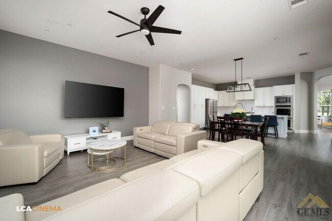 Foto del edificio - Luxury Living in Windermere Seven Oaks: Modern 5 Bed, 3 Bath Home with Pool, Solar, and Gated Nei...