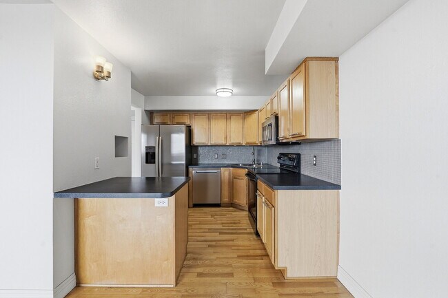 Foto del edificio - $1,670.95 with $300 off the first month's rent, 1 Bed - 1 Bath, Condo in Denver with Washer and D...