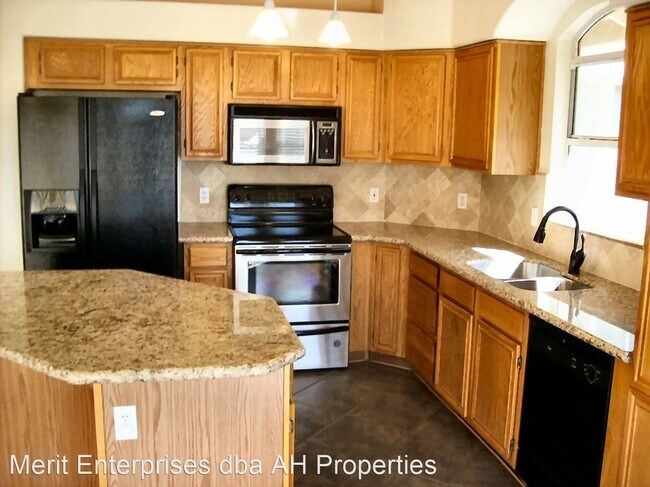 Building Photo - 3 br, 2 bath House - 3233 E MARCONI AVE