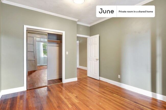 Foto del edificio - Private bedroom in 3 bed/2 bath Home