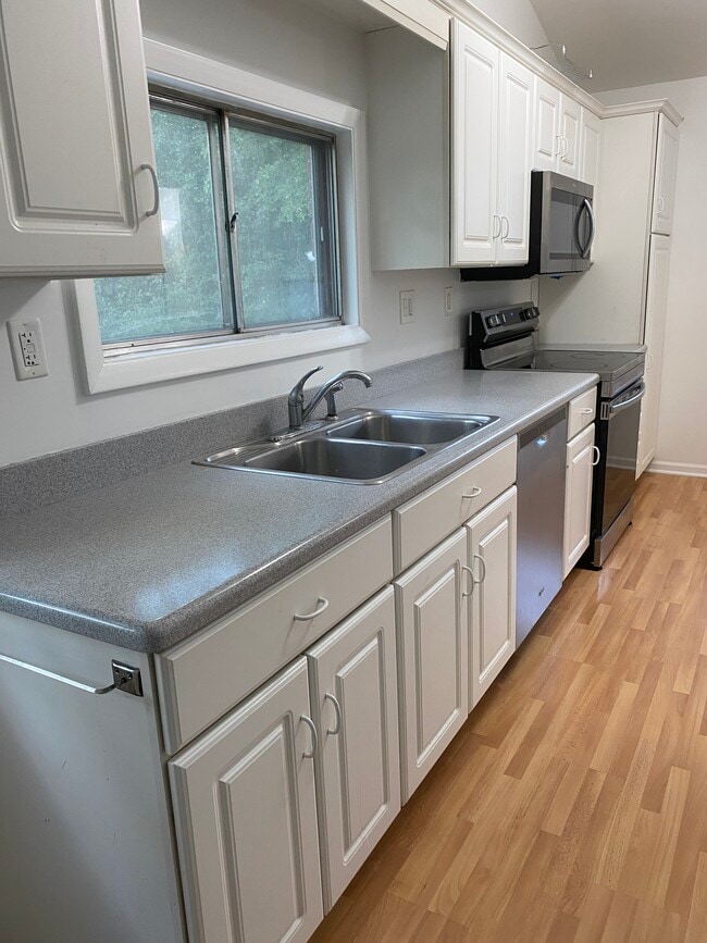 Building Photo - 330 Forestway Dr