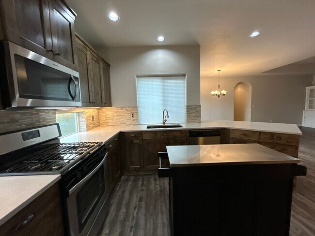 Building Photo - 3 Bedroom / 2 Bathroom Single Level Duplex...