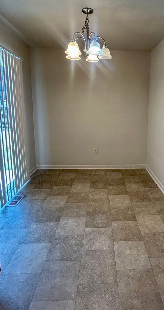 Foto del edificio - Three Bedroom Home (NE Salem)- W/D Hookup & Fenced Backyard