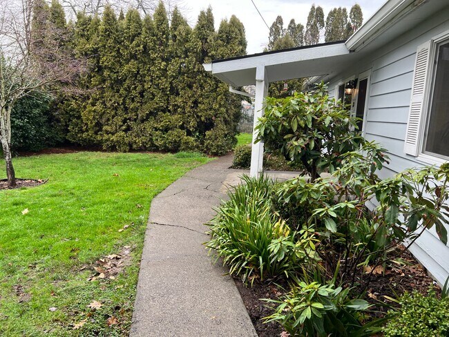 Building Photo - Cozy Updated 3 Bedroom Happy Valley Unit