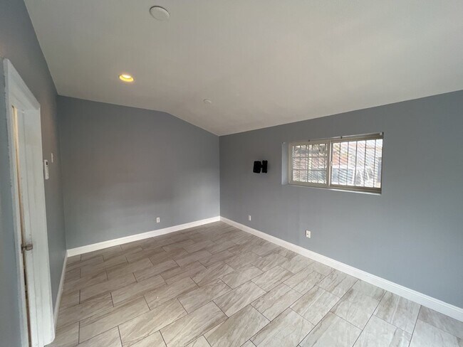 Building Photo - ALL UTILITIES INCLUDED STUDIO CENTRALLY LO...