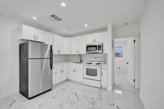 Building Photo - 105 NW 14th Way