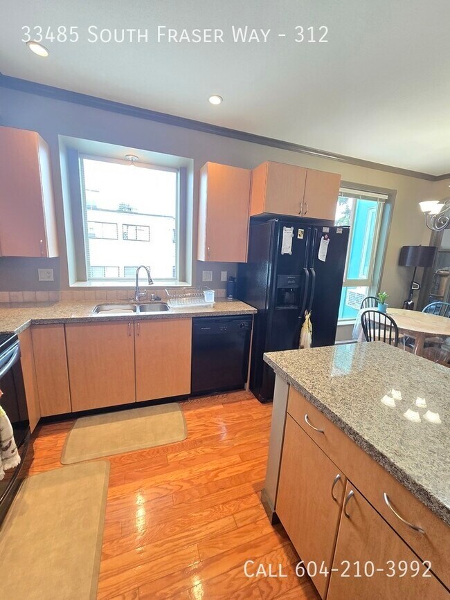 Photo du bâtiment - Spacious Condo in Downtown Abbotsford