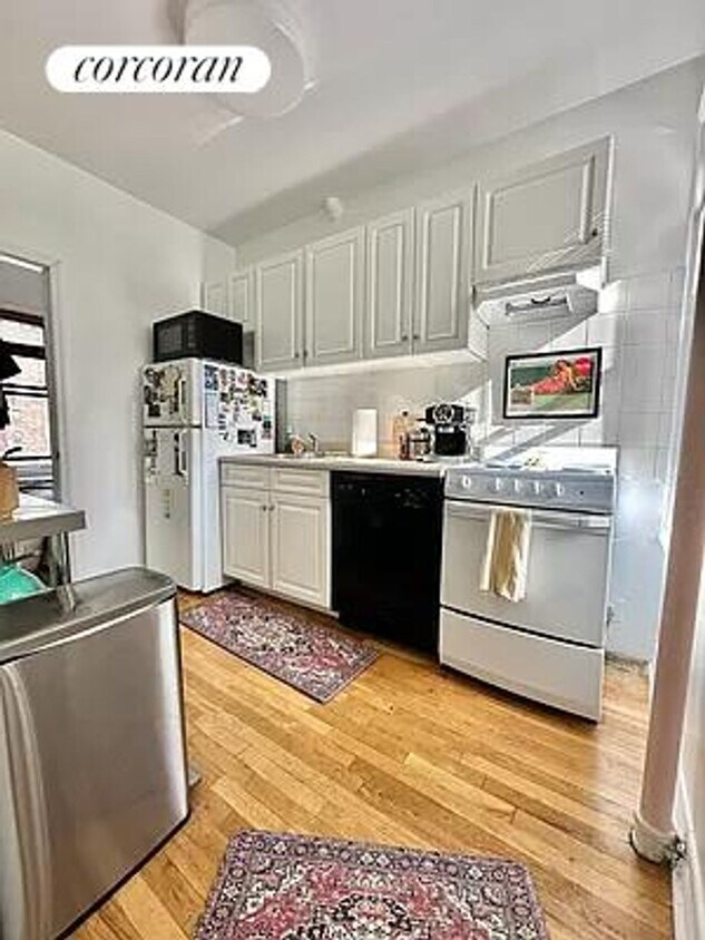 Building Photo - 318 E 78th St