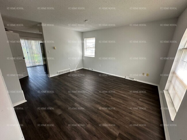 Building Photo - Bright 2 Bed 1 Bath Home in Olathe!