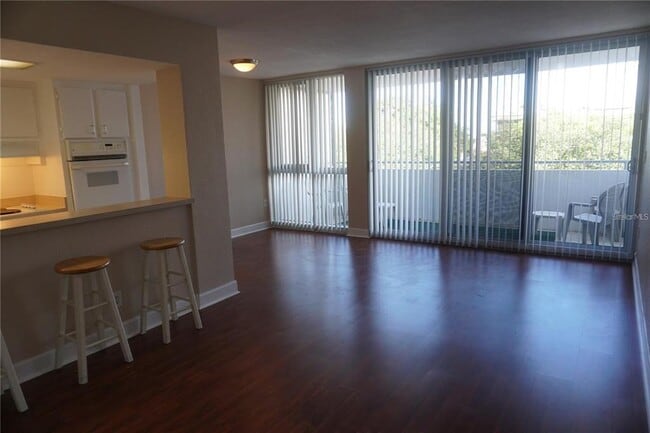 Building Photo - 470 3rd St S