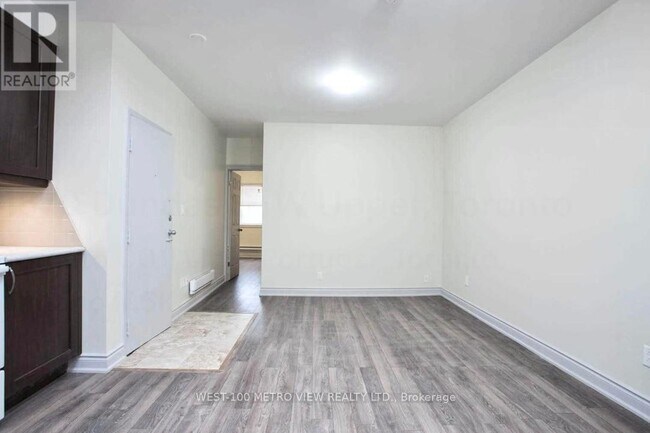 Photo du bâtiment - 1570 Dundas St W
