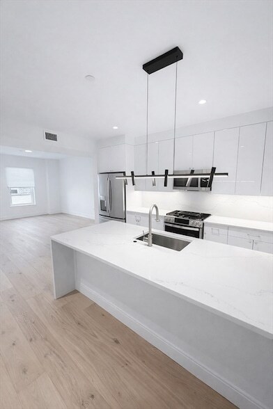Building Photo - 65 L St