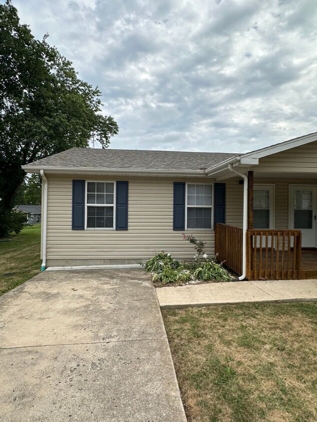 Foto principal - 2 Bedroom 1 Bath Duplex for Rent!