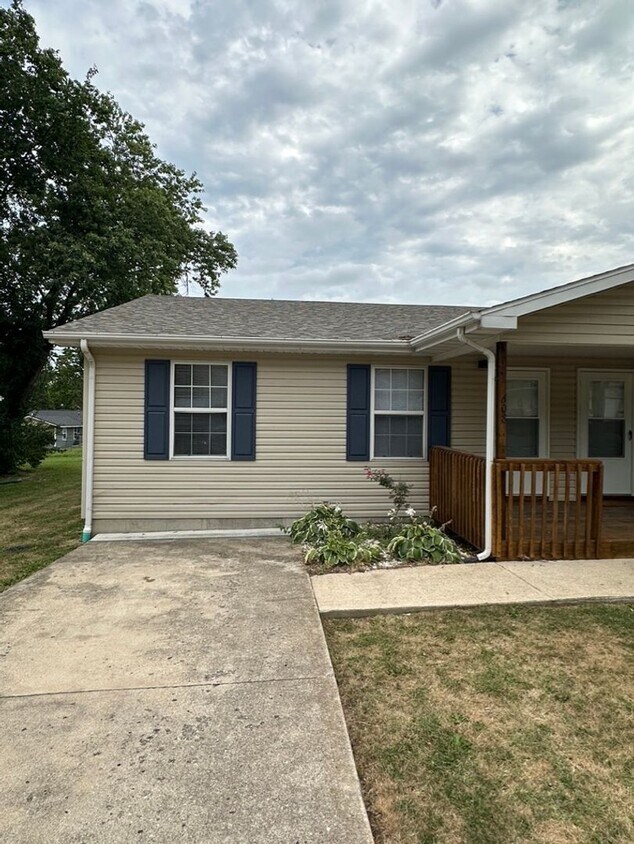 Primary Photo - 2 Bedroom 1 Bath Duplex for Rent!