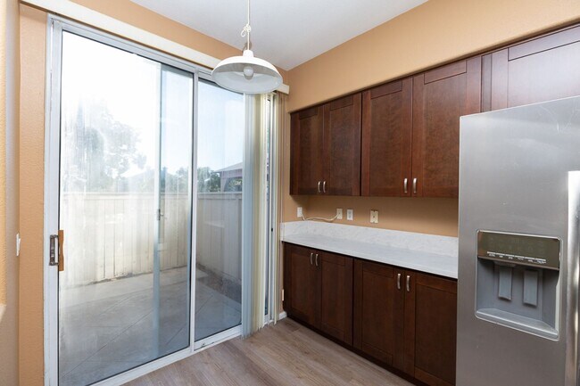 Building Photo - 3 Bedroom 2.5 Bath 2 Story Townhome in Tri...