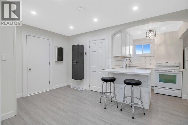 Building Photo - 1668 Goyeau St