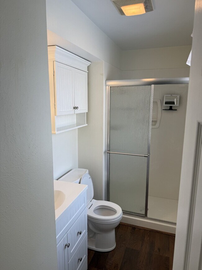 Building Photo - "Spacious 4-Bed Lakewood Gem with Hardwood Floors, Finished Basement & Fireplace - 2970 Sq Ft!"