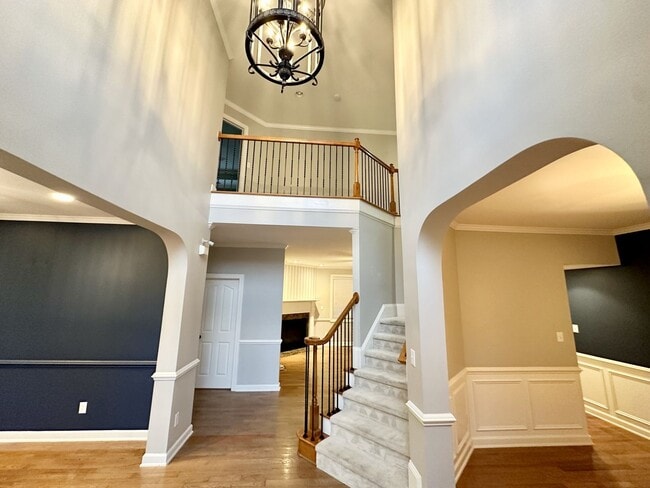 Building Photo - Stunning 4 Bed 3 Bath Home Located in the ...