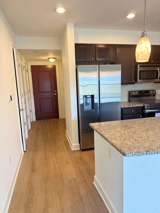 Building Photo - 200 River Vista Dr