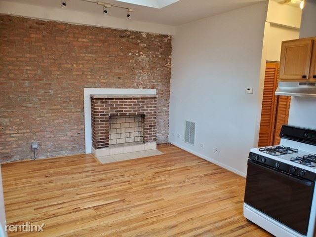 Building Photo - 823 N Damen Ave
