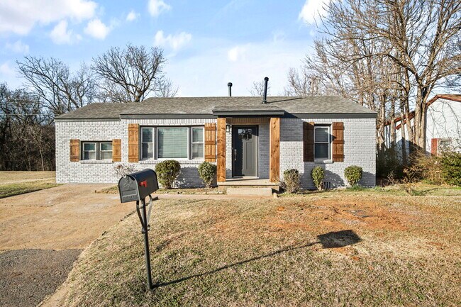 Building Photo - 1012 Elmwood Dr