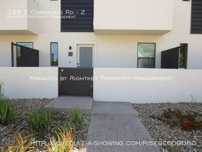 Foto del edificio - LUXURY UPTOWN TOWN-HOUSE!