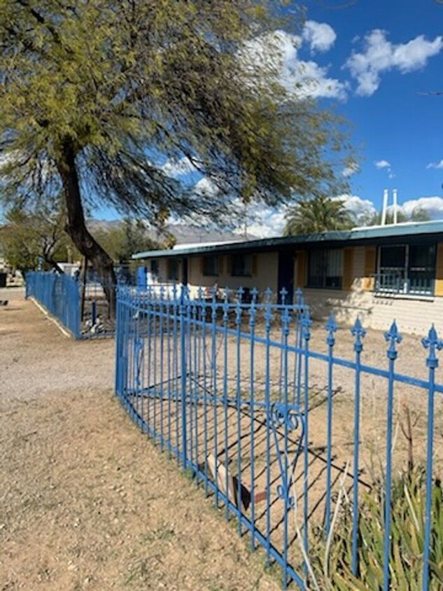 Primary Photo - Charming 3 bedroom Central with private yard!