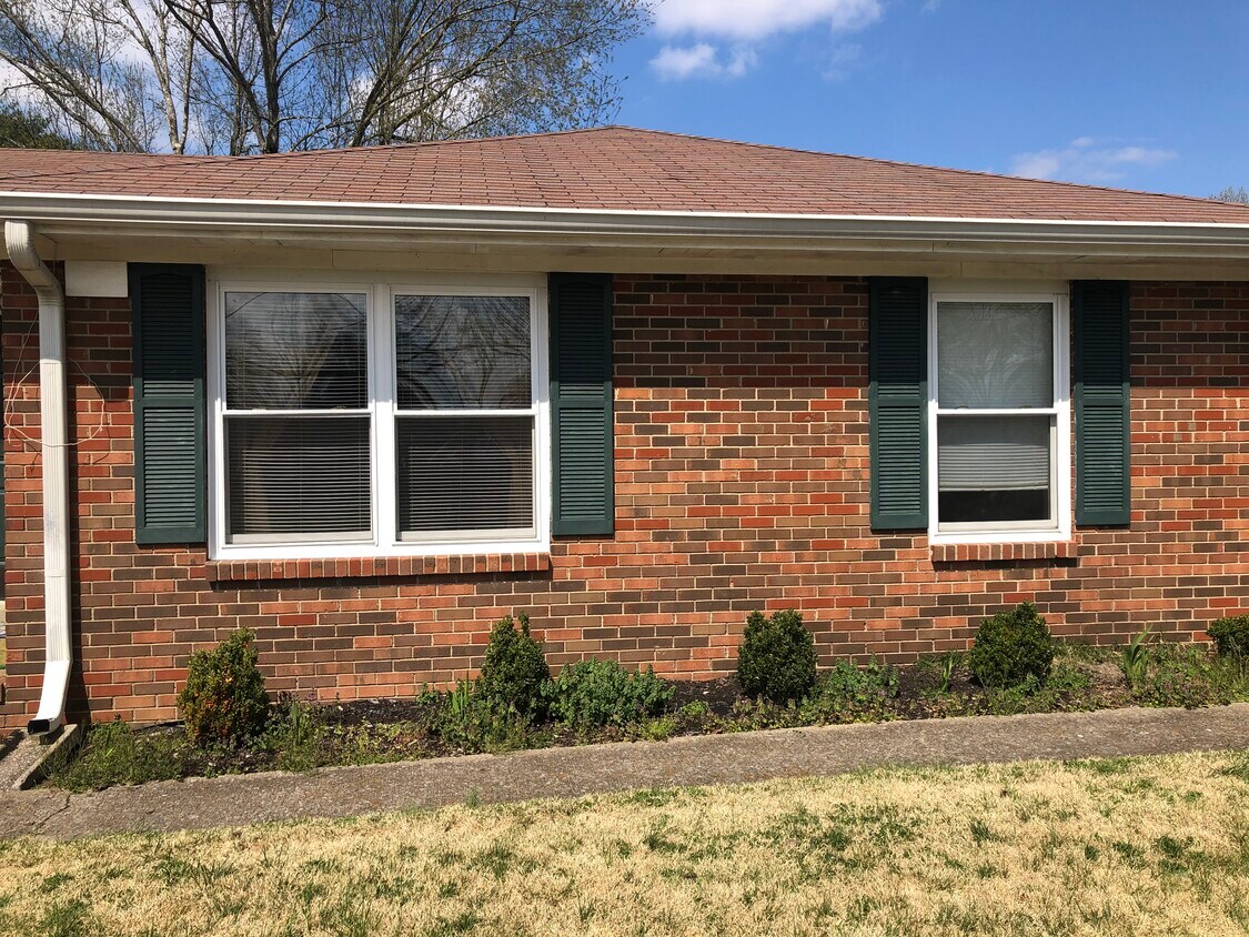All brick - 112 Rolling Acres Dr