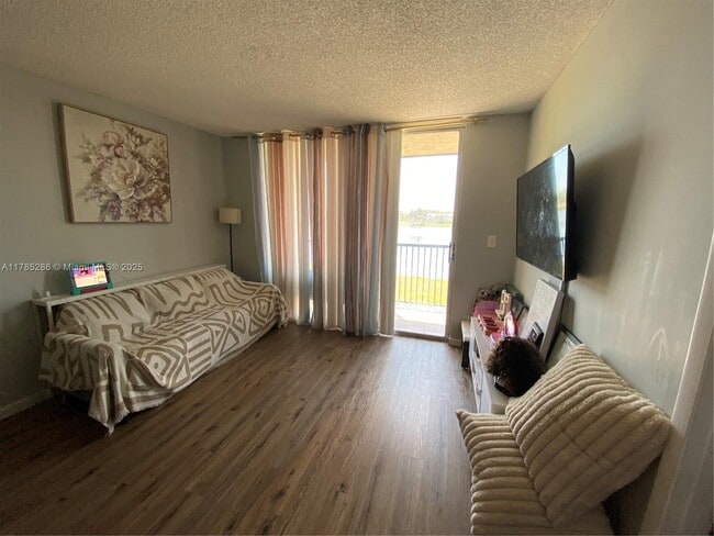 Foto del edificio - 8710 N Sherman Cir