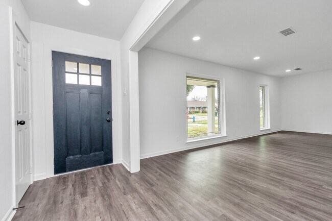 Foto del edificio - 5006 Heatherbloom Dr