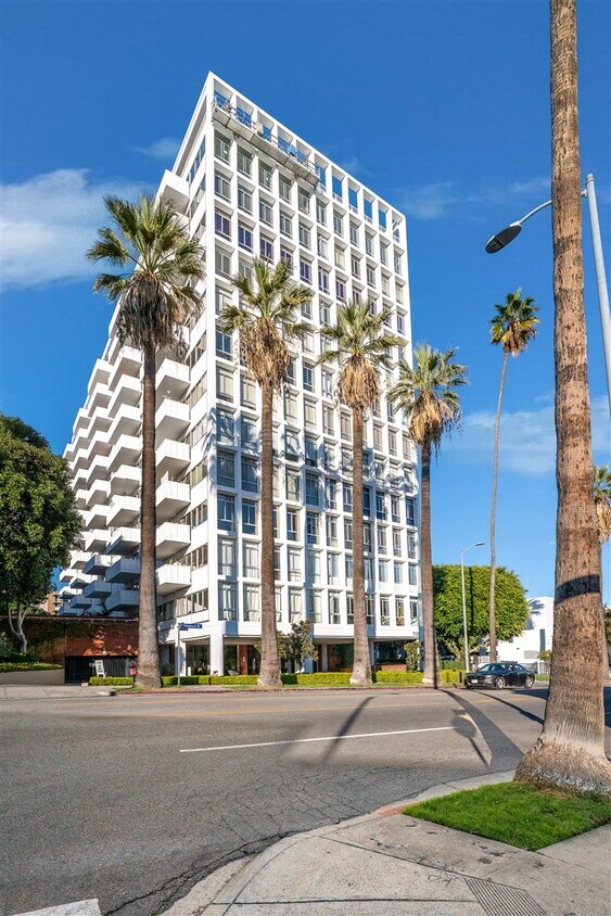 Exterior - 7135 Hollywood Blvd