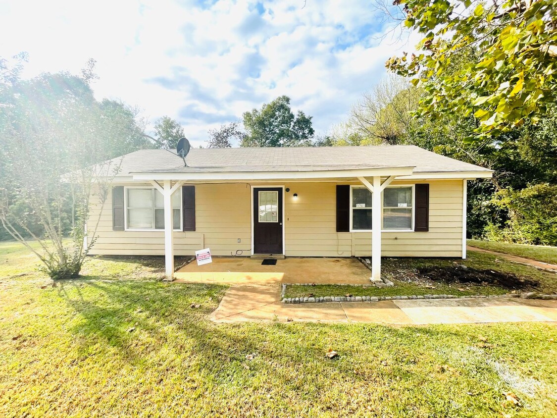 Primary Photo - ** 2 Bed 1 Bath located in Ramer** Call 33...