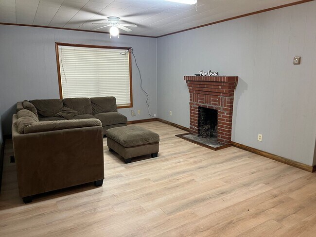 Building Photo - Charming 3 Bedroom, 3 bath farmhouse in Lee