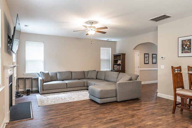 Building Photo - 749 Legacy Lakes Way