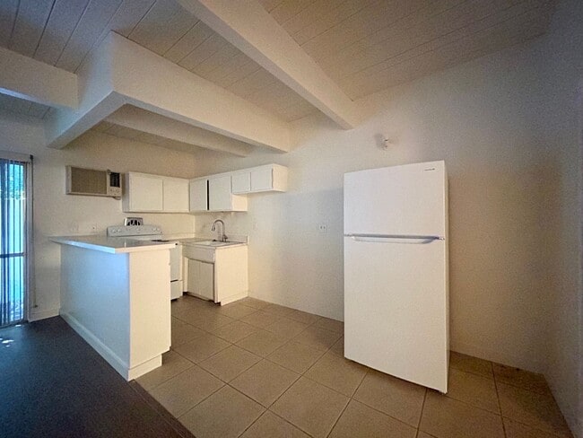 Building Photo - AVAILABLE NOW! 1 Bedroom 1 Bathroom Apartment in Palm Springs!!