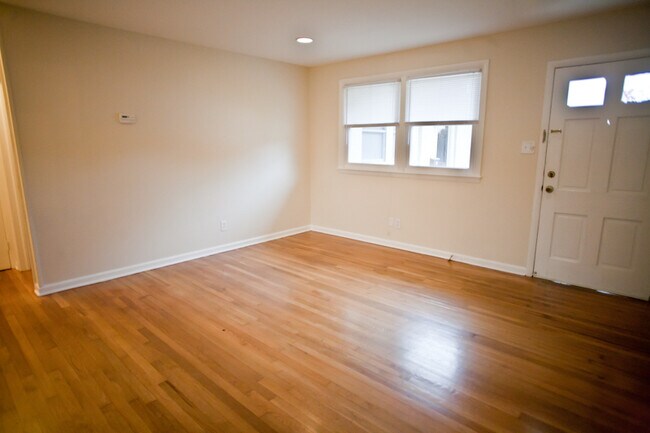 Foto del edificio - Spacious 5 bedroom apartment near campus