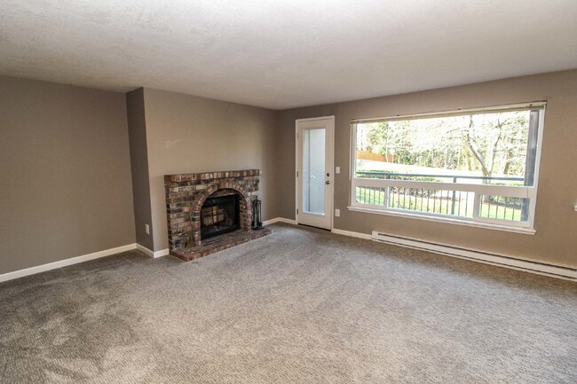 Building Photo - Exceptional Bottom floor Condo in Kirkland...