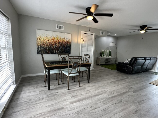 Foto del edificio - "Elegant 3-Bed Waterfront pool Home"