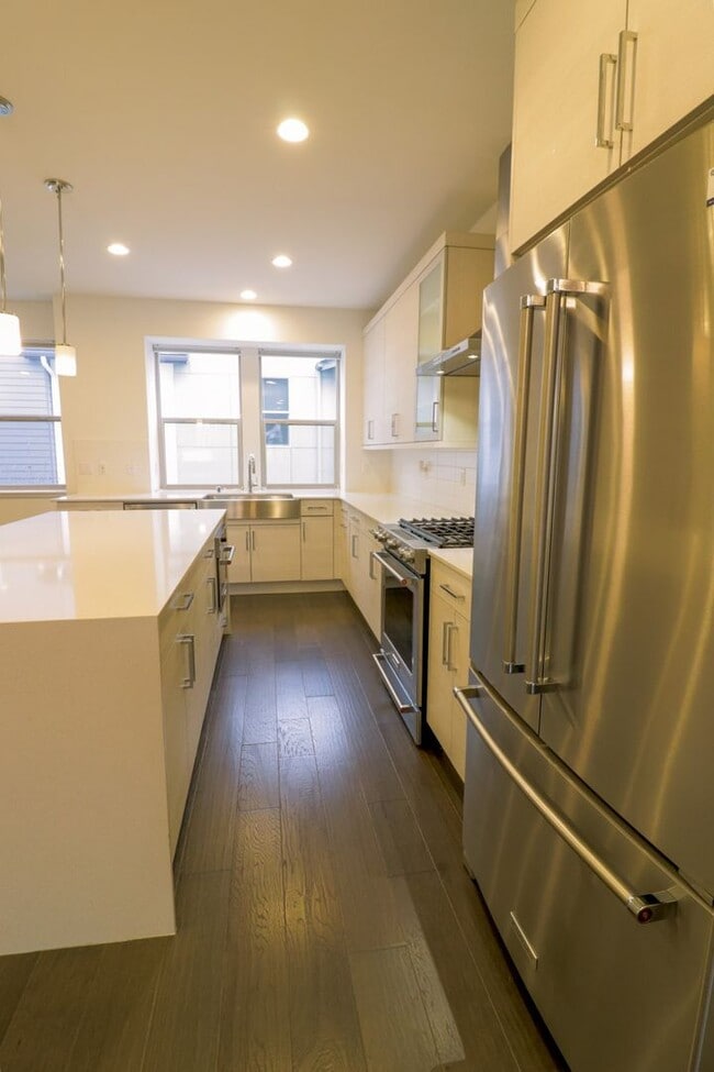 Building Photo - 4bd/3ba Newcastle House