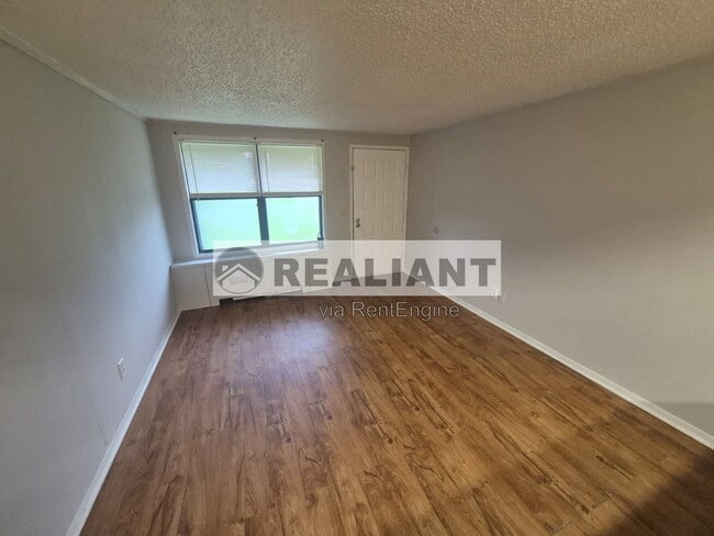 Building Photo - 605 Amhurst Dr