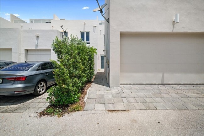 Building Photo - 10400 NW 63rd Terrace