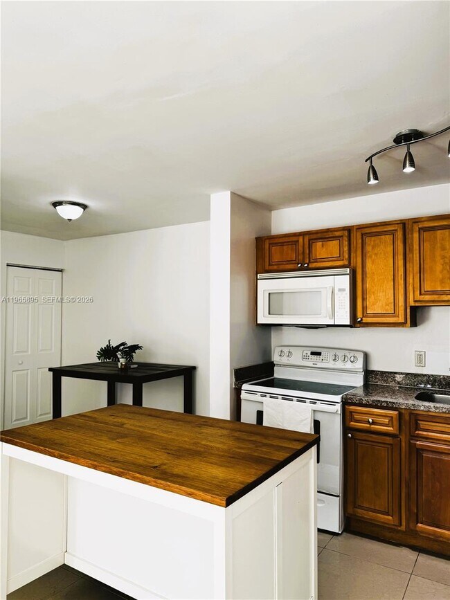 Foto del edificio - 10725 Cleary Blvd