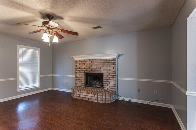 Building Photo - 2214 Oak Hollow Ln