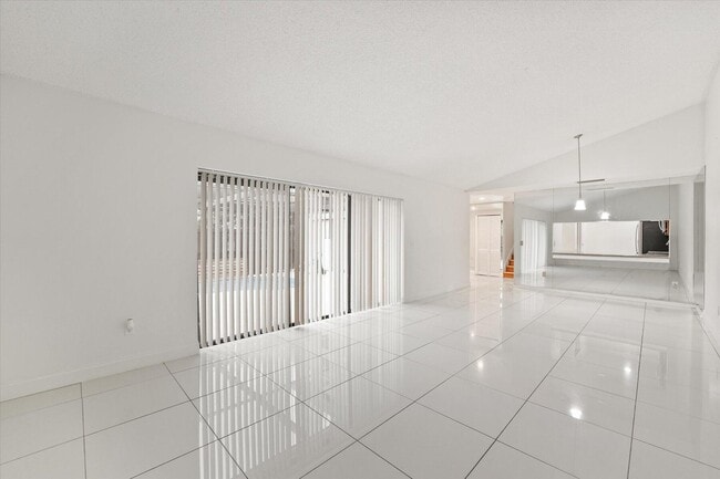 Foto del edificio - 4749 Holly Lake Dr