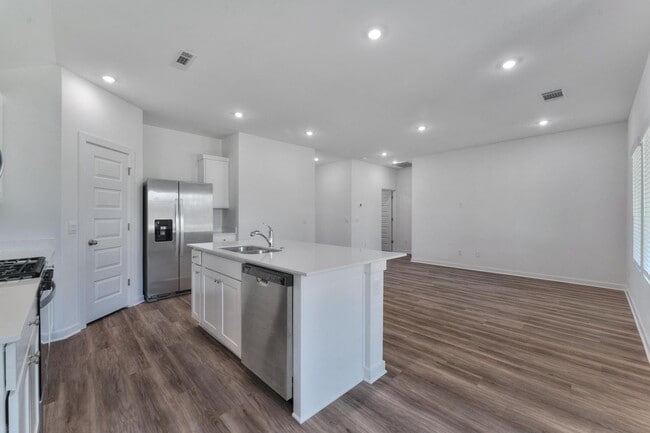 Foto del edificio - Spacious 3 Bed, 2 Bath Home with Open Layo...