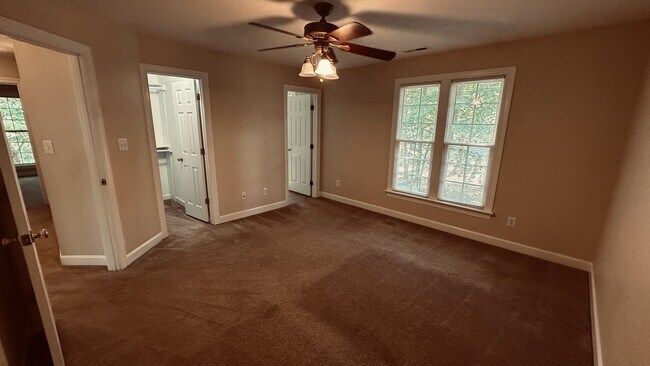 Building Photo - Charming 3br/2.5ba in Wake Forest! Garage, private. Available Now!